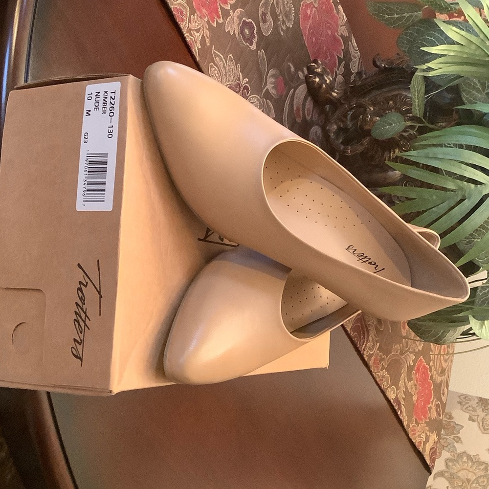 Trotters Tan Women's Heels